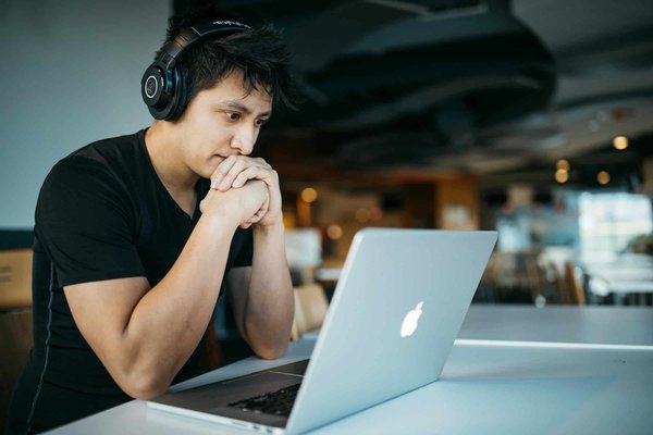 Quelles stratégies de publicité en ligne devrait adopter une startup dans le secteur de l'éducation en ligne ?