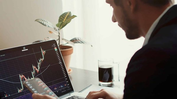 Comment utiliser les outils de Business Intelligence pour prédire les tendances de consommation dans le secteur de la restauration rapide?