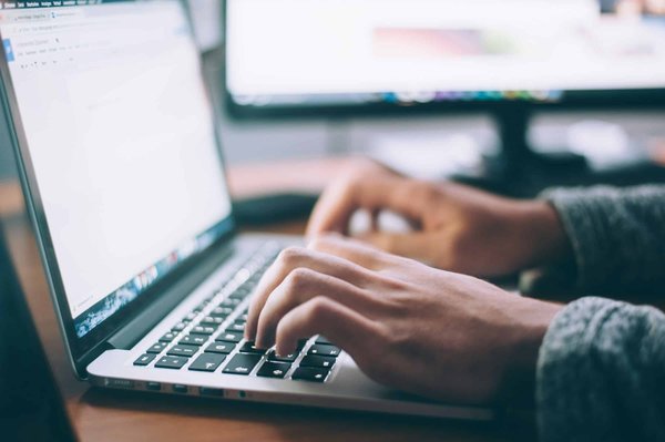 Quels sont les facteurs clés pour réussir l'externalisation des services informatiques dans une grande entreprise?